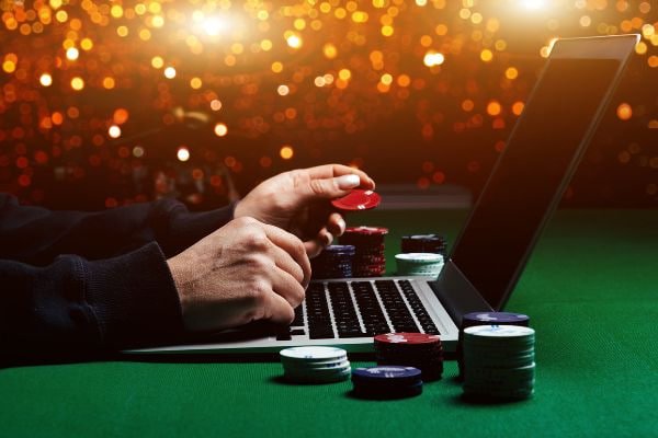 Pengguna menikmati taruhan sportsbook dan live casino di berbagai perangkat dengan browser populer
